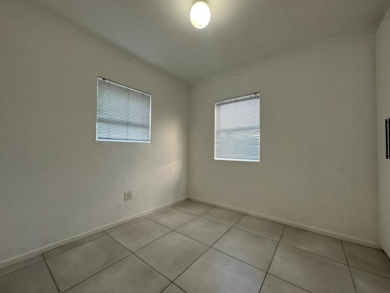 To Let 2 Bedroom Property for Rent in Oakglen Western Cape